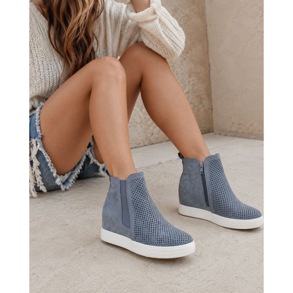 Olive Street Perforated Platform Sneakers 7 Casual Travel Athleisure Sporty Gray
